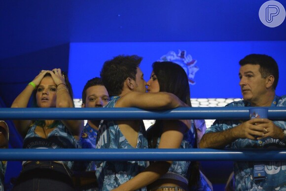 Zezé Di Camargo trocou beijos apaixonados com a namorada, Graciele Lacerda, em um dos camarotes da Sapucaí