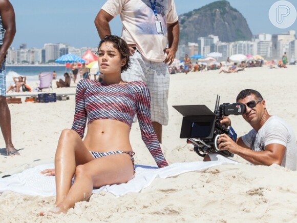 Sophie Charlotte mostrou boa forma durante gravação da novela 'Babilônia', em praia do Rio, nesta segunda-feira, 23 de fevereiro de 2015
