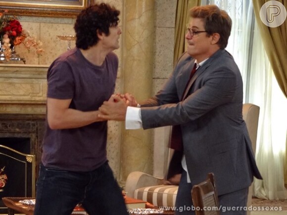 Nando (Reynaldo Gianecchini) e Felipe (Edson Celulari) brigam por causa de Roberta (Gloria Pires), em 'Guerra dos Sexos', em 20 de abril de 2013