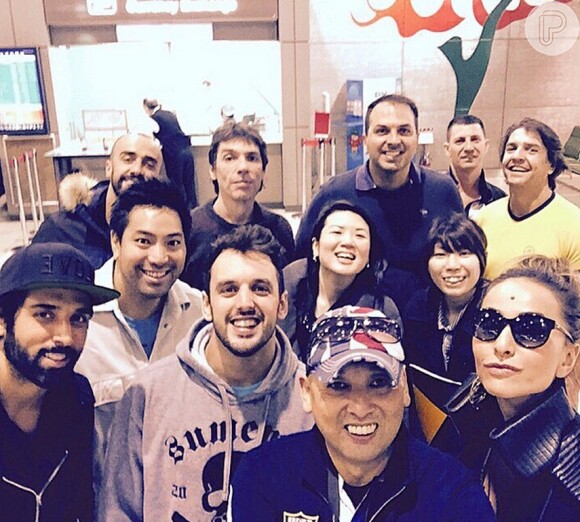 Sabrina Sato desembarca no Japão ao lado de equipe, em 24 de fevereiro de 2015