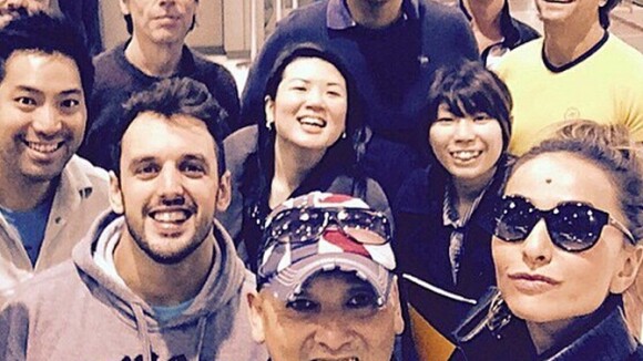 Sabrina Sato chega ao Japão e é recebida por fãs no aeroporto: 'Bem-vinda'