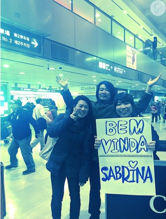 Sabrina Sato é recebida por fãs no aeroporto