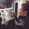 Em uma foto, Sabrina Sato aparece lendo jornal de Dubai