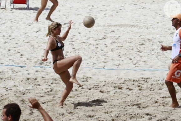 Priscila também joga futevôlei nas areias cariocas