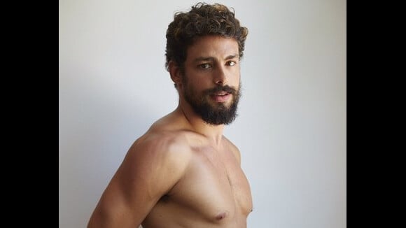 Cauã Reymond comenta sucesso de foto totalmente nu: 'Autoestima lá em cima'