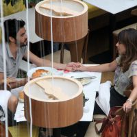 Maria Ribeiro e Caio Blat trocam carinhos em restaurante após rumor de separação