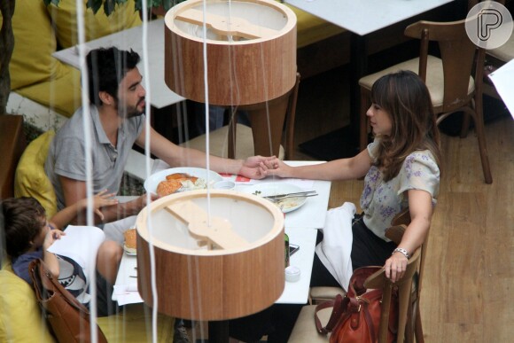 Maria Ribeiro e Caio Blat trocam carinhos em restaurante após rumor de separação
