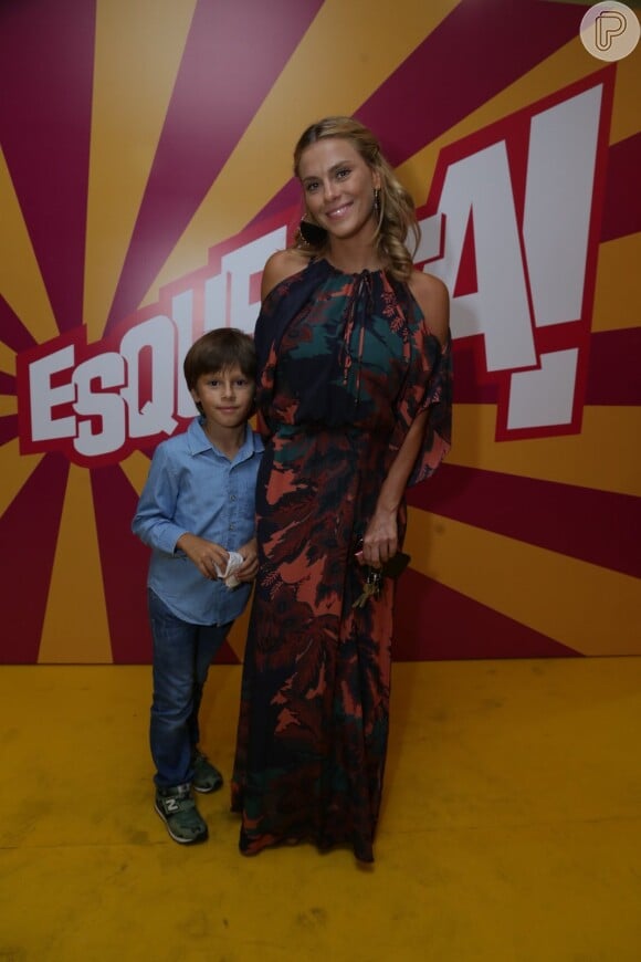 Carolina Dieckmann levou o filho, José, para participar de gravação especial do 'Esquenta' com Regina Casé