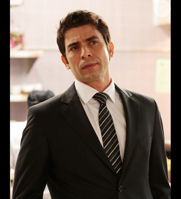 Antonio (Lucci Ferreira) fica reticente quanto a aceitar a proposta de Naná (Viviane Araújo), em 'Império'