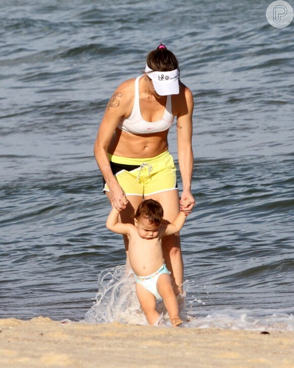 Luana Piovani vai a praia com o filho Dom, fruto de seu relacionamento com Pedro Scooby