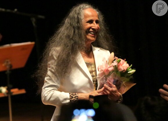 Maria Bethânia é aplaudida e ganha flores após apresentar o espetáculo 'Bethânia e as Palavras' em São Paulo