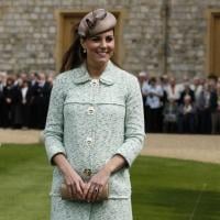 Grávida, Kate Middleton exibe barriguinha e substitui Rainha Elizabeth em evento