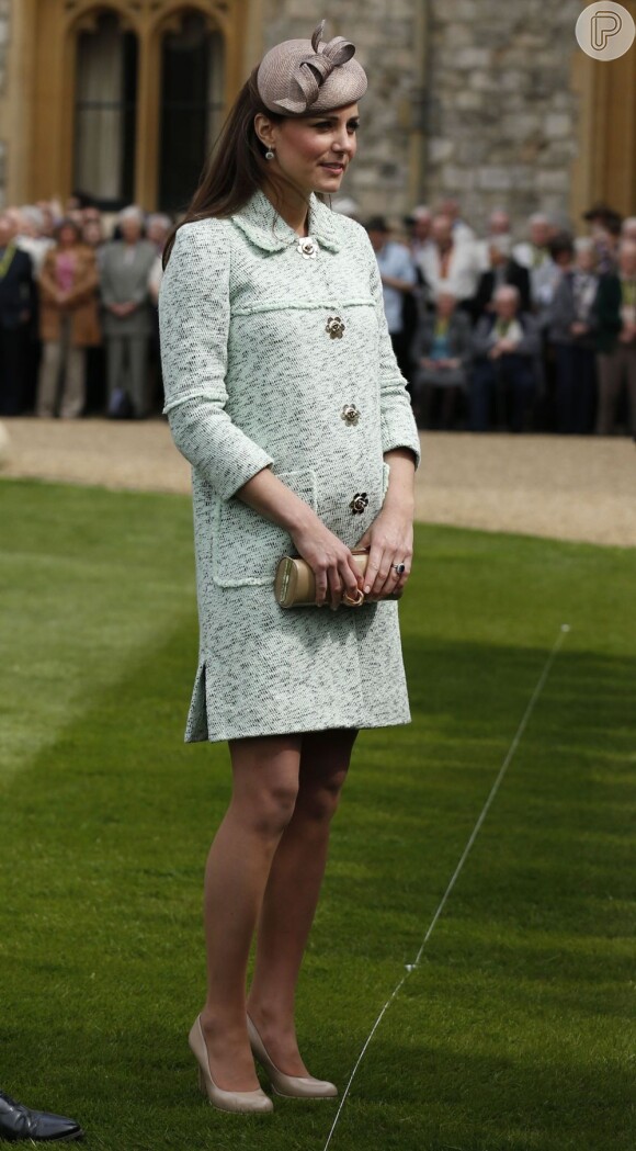 Mesmo com uma vestido de modelagem mais larga, Kate Middleton não fez deixou de marcar a barriguinha