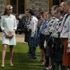 Kate Middleton é fotografada cumprimentando os Escoteiros da Rainha