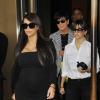 Kim Kardashian deixa hotel na companhia da irmã Kourtney Kardashian e da mãe, Kris Jenner, em 22 de abril de 2013
