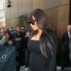 Kim Kardashian é fotografada por fãs ao deixar hotel em NY