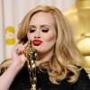 Adele posa com o Oscar que ganhou por 'Skyfall' em 2013. A cantora ganhou uma indicação na categoria 'Top Billboard 200 Album' com o seu disco 21, lançado em 2011