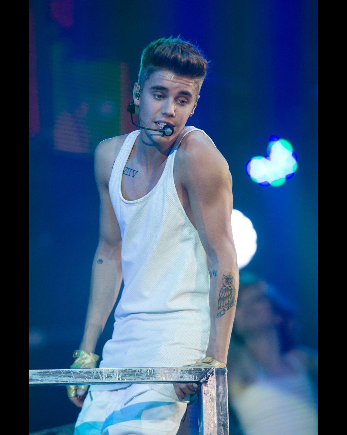 foto-justin-bieber-fotografado-durante-show-em-paris-ele-concorre