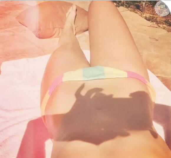 Cantora americana Demi Lovato faz uma selfie do seu corpo na praia e divulga no Instagram, nesta sexta, 27 de fevereiro de 2015.