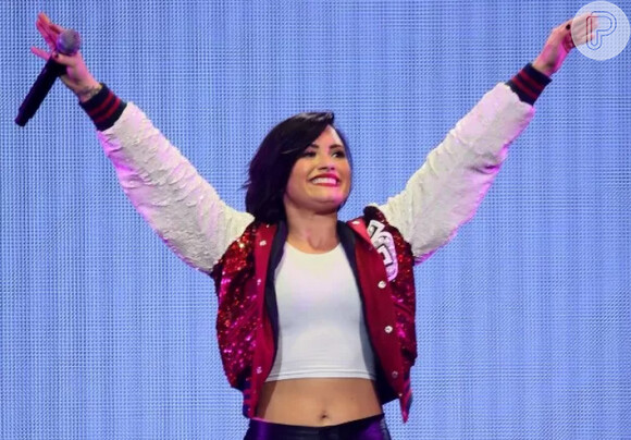 Cantora Demi Lovato inspira fãs ao dizer que cada um deve gostar de si do jeito que está. A mensagem foi divulgada nesta sexta, 27 de fevreiro de 2015.