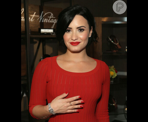 Cantora Demi Lovato tranquiliza fãs após ser internada com infacção pulmonar: "Estou bem".
