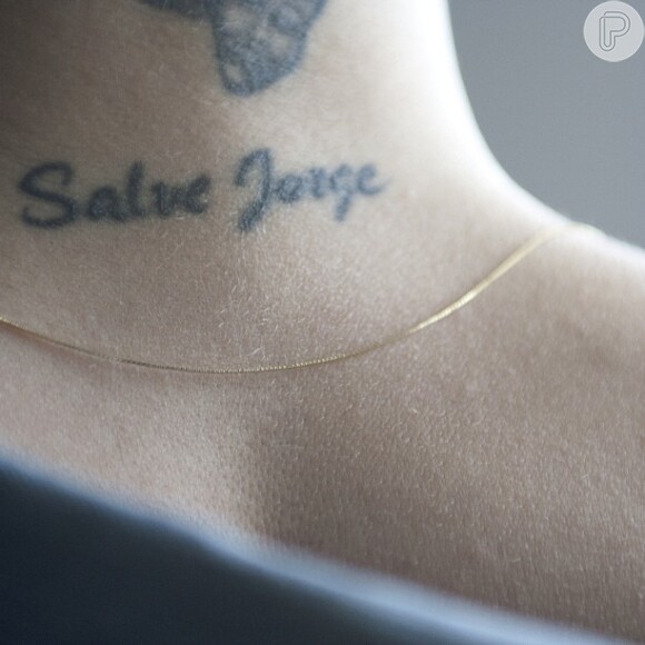 Viviane Victorette mostra tatuagem de 'Salve Jorge'