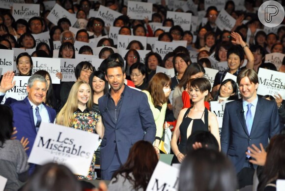 O produtor Cameron Mackintosh, os atores Amanda Seyfried, Hugh Jackman, Anne Hathaway e o diretor do filme Tom Hooper se reúnem na pré-estreia do filme 'Os miseráveis' em Tóquio, em 28 de novembro de 2012