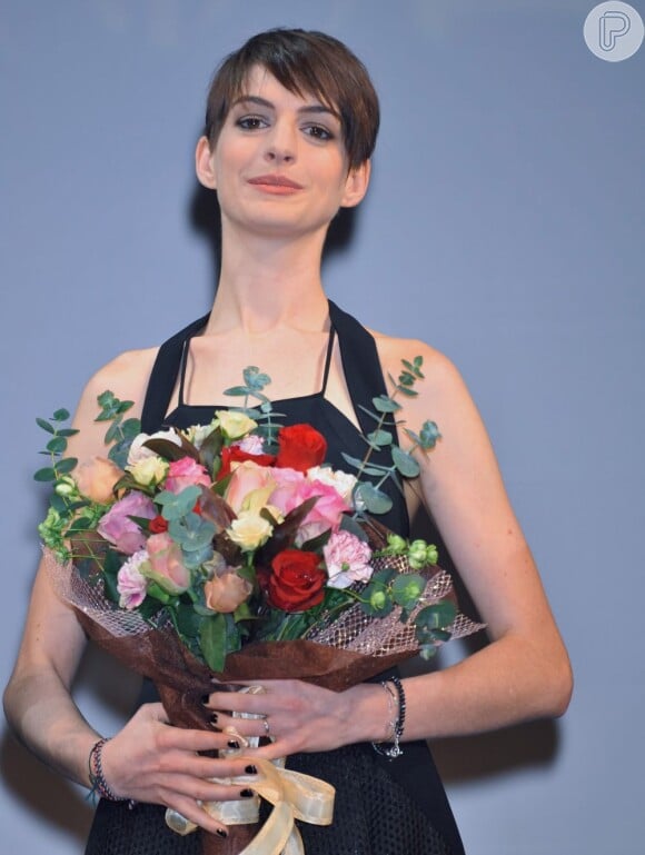 Anne Hathaway recebe buquê de flores na pré-estreia do filme 'Os miseráveis' em Tóquio, em 28 de novembro de 2012