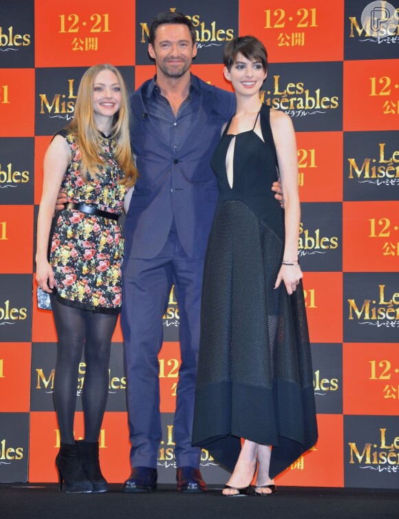 Amanda Seyfried, Hugh Jackman e Anne Hathaway posam juntos para as fotos