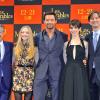 O produtor Cameron Mackintosh acompanha Amanda Seyfried, Hugh Jackman, Anne Hathaway e Tom Hooper no tapete vermelho