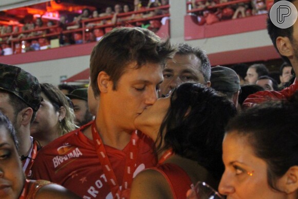 Fábio Porchat e Juliana Videla foram flagrados aos beijos na Sapucaí