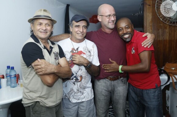 Nando Cunha posa com os atores Francisco Carvalho, Murilo Grossi e Walter Breda na feijoada que organizou em homenagem a São Jorge, em 23 de abril de 2013