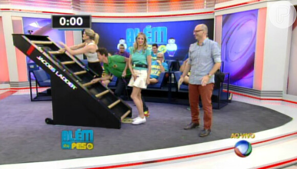 Também no 'Programa da Tarde', Ticiane Pinheiro e Ana Hickmann decidiram brincar com uma escada-rolante