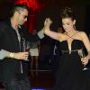 Latino dança com a mulher, Rayanne Morais, em sua festa de aniversário de 42 anos