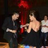 Latino dança com a mulher, Rayanne Morais, em sua festa de aniversário de 42 anos