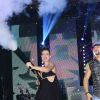 Rayanne Morais se diverte com bazuca de fumaça na festa de Latino