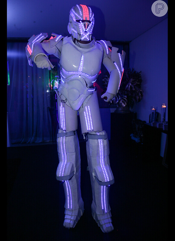 Robô de LED fez sucesso durante festa de aniversário de Latino