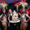 Festa de aniversário de Latino contou com passistas de escola de samba
