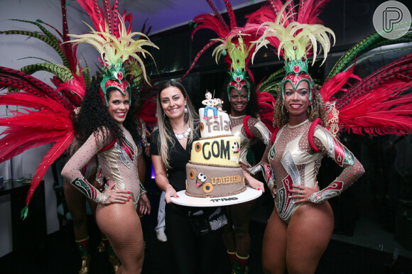 Festa de aniversário de Latino contou com passistas de escola de samba