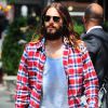 Jared Leto apostava no visual hippie com os cabelos longos
