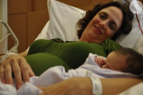 Leticia Isnard foi mamãe de primeira viagem aos 40 anos
