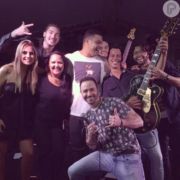 Ronaldo posa com músicos durante aniversário e músico mostra guitarra que ex-jogador ganhou de Bono Vox, do U2