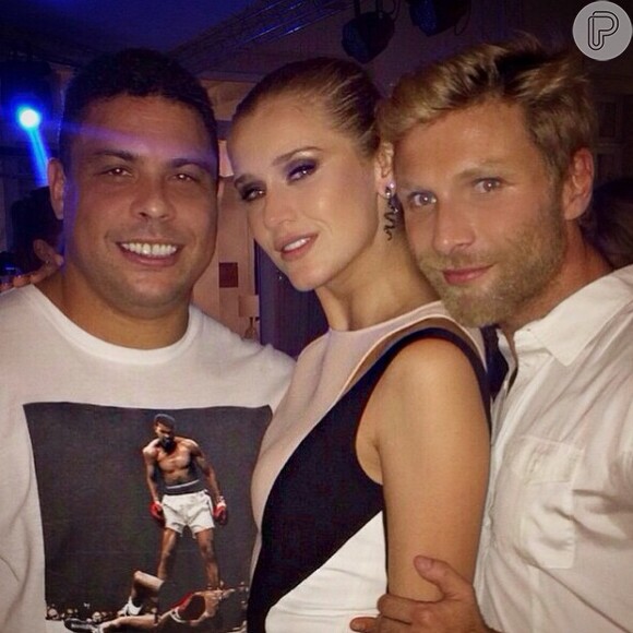 Celina Locks posa com Ronaldo e amigo em festa