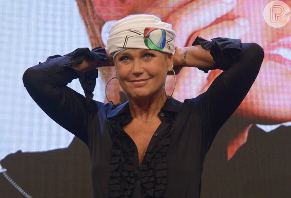Xuxa amarrou a camisa da Record na cabeça
