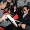 Robert Downey Jr. distibui autógrafos na première de 'Homem de Ferro 3'