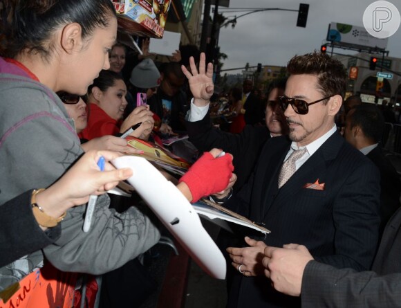 Robert Downey Jr. distibui autógrafos na première de 'Homem de Ferro 3'