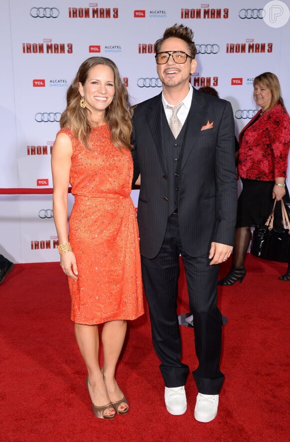 Robert Downey Jr. posa ao lado da mulher, Susan Downey