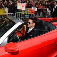 Robert Downey Jr. chega a première do 'Homem de Ferro 3' em carrão conversível