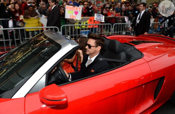 Robert Downey Jr. vai à pré-estreia do "Homem de Ferro 3" com carro conversível, em 24 de abril de 2013