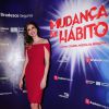 Luciana Gimenez usou um vestido vermelho na estreia do musical 'Mudança de Hábito', em São Paulo